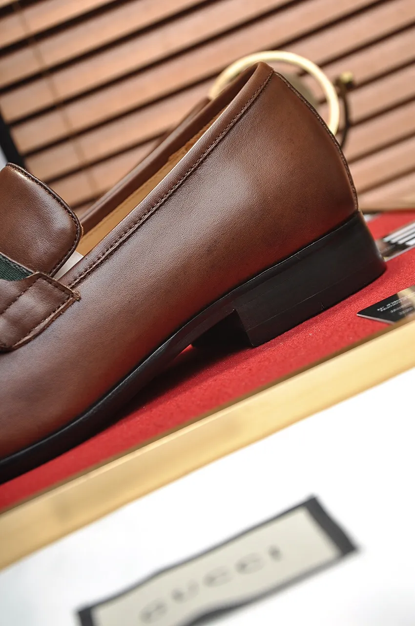 Men's shoes💰500💶Italy's top luxury men's shoe giant (GUCCI) (Gucci) (full cowhide lining) new arrival🍃Original European style🔰 Pleasant to the eye😍In order to make the shoes more durable and non-deformable🌀The production continues to follow traditional methods but there is still no lack of innovation💪Choose original sheepskin for the leather♻️ Smooth and natural And extra bright ⭐Made of imported cowhide, the first choice of rich people 38-45 (45 customized)
